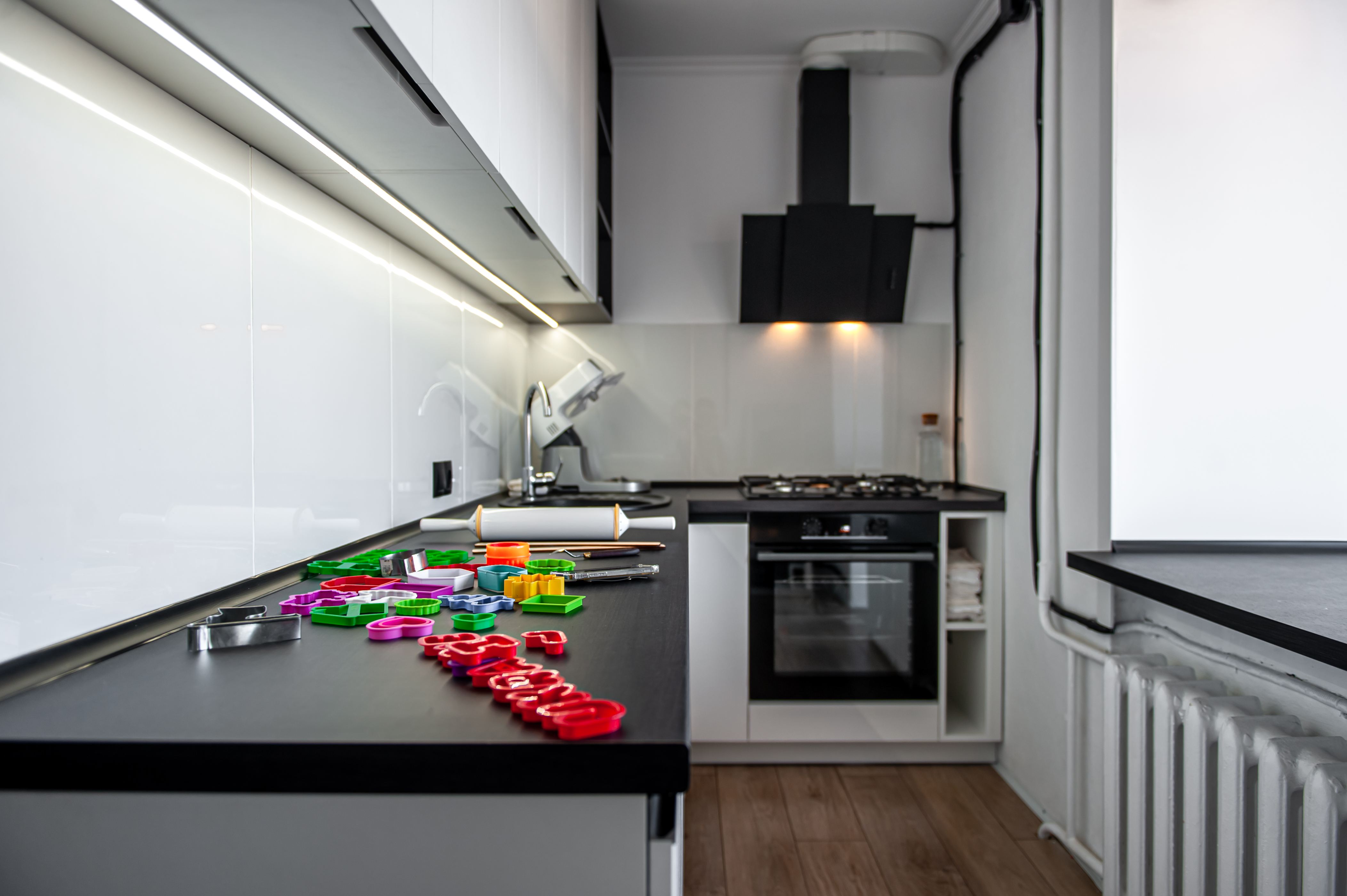Straight single wall kitchen layout for compact homes